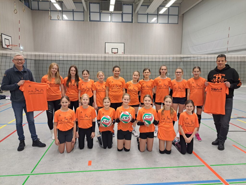Volleyballmannschaft mit Mädchen steht für ein Teamfoto bereit