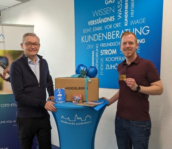 Zwei Personen stehen an einem Hochtisch