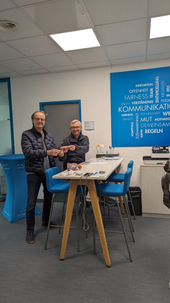 Zwei Personen an einem Hochtisch