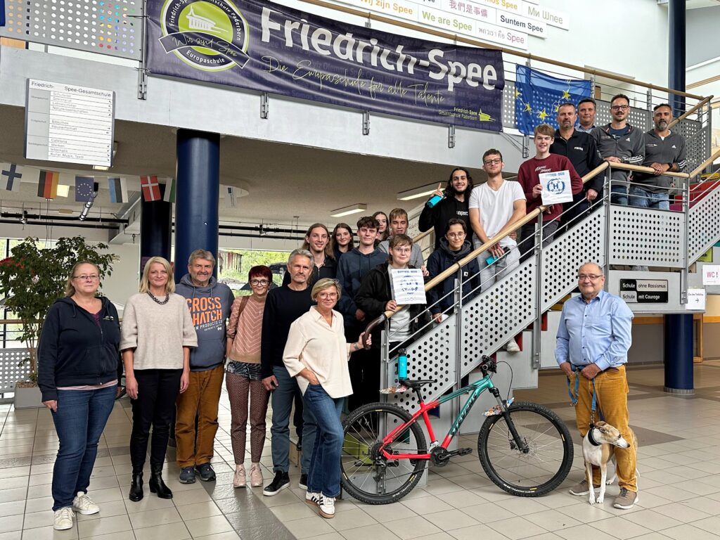 Personen die auf einer Treppe stehen vor einem Fahrrad