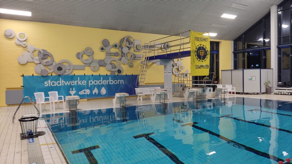Bild von einem Schwimmbad mit Startblöcken