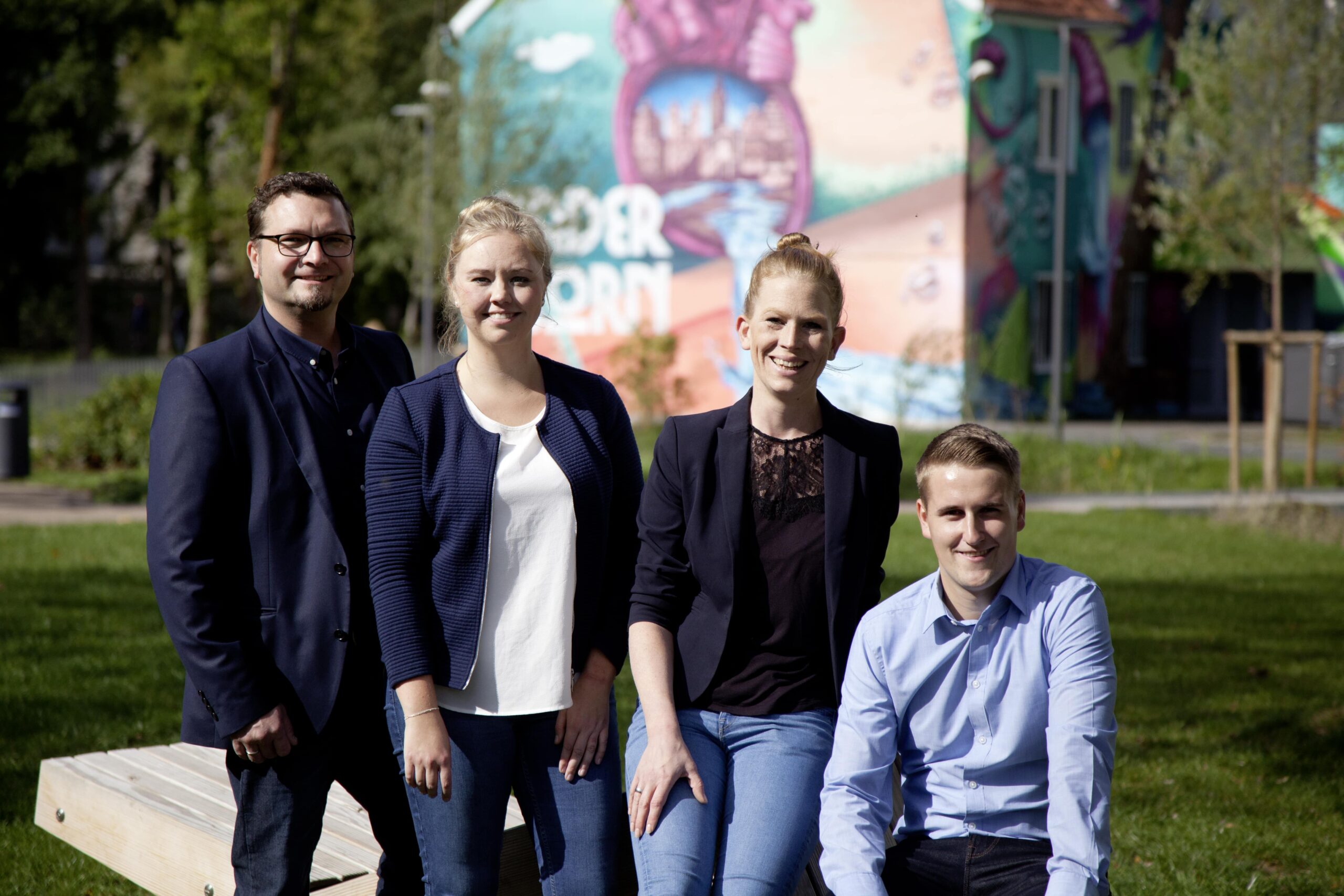 Vier Personen der Stadtwerke Paderborn stehen als Team nebeneinander