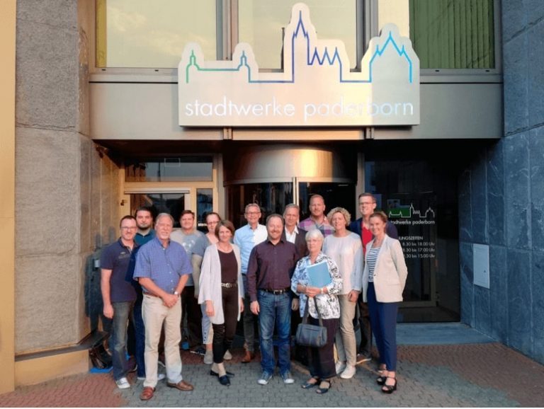 Personen als Gruppenfoto vor dem Eingang der Stadtwerke Paderborn