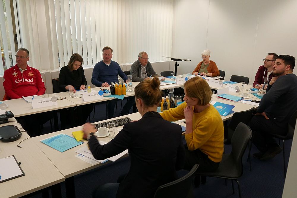 Personen in einem Besprechungsraum