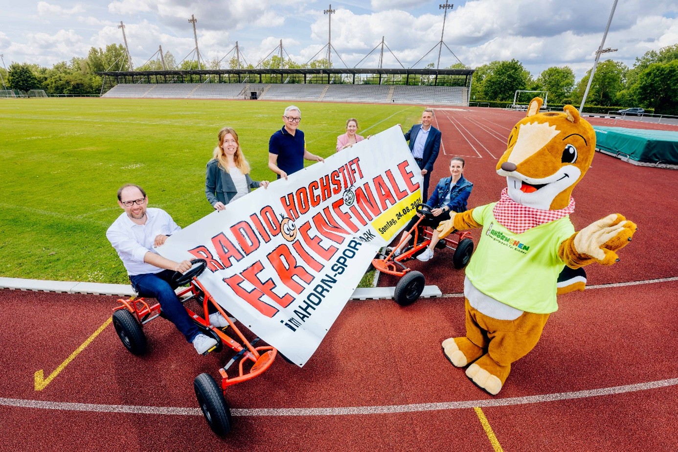 Foto (Besim Mazhiqi): Mit großer Vorfreude blicken Ralf Pahlsmeier, Maren Richts (beide Ahorn-Sportpark), Christian Müller (Stadtwerke Paderborn), Daniela Tölle (Radio Hochstift), Oliver Bekiersch (Sparkasse Paderborn-Detmold-Höxter), Jessica Spörhase und das Ahörnchen (beide ASC Paderborn) auf das sportliche Familienfest. 