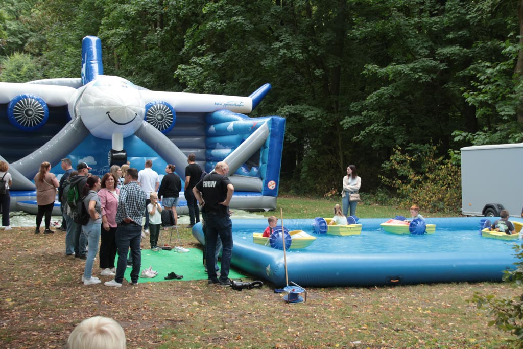 Pool mit Paddelboten für Kinder und XXL-Hüpfburg vom Paderborn-Lippstadt Airport