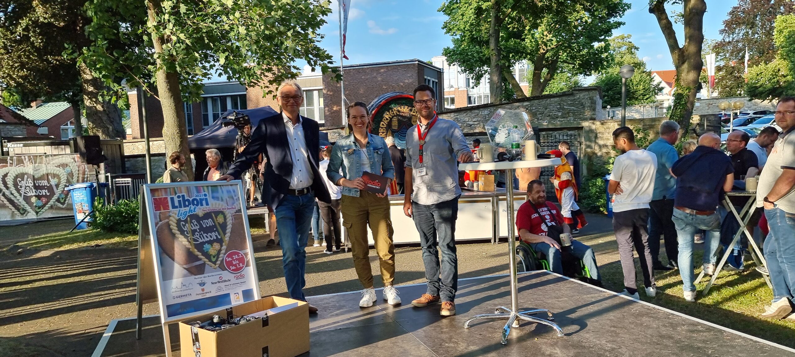 Personen stehen auf einer Bühne