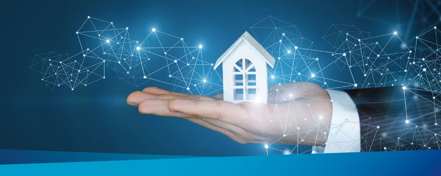 Hand hält ein Haus