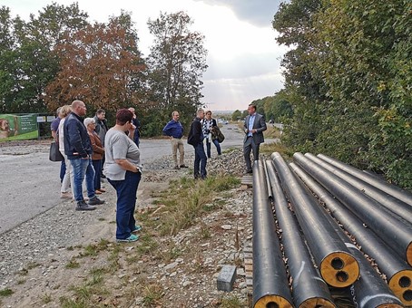 Blockheizkraftwerk Besichtigung Personen vor Rohren