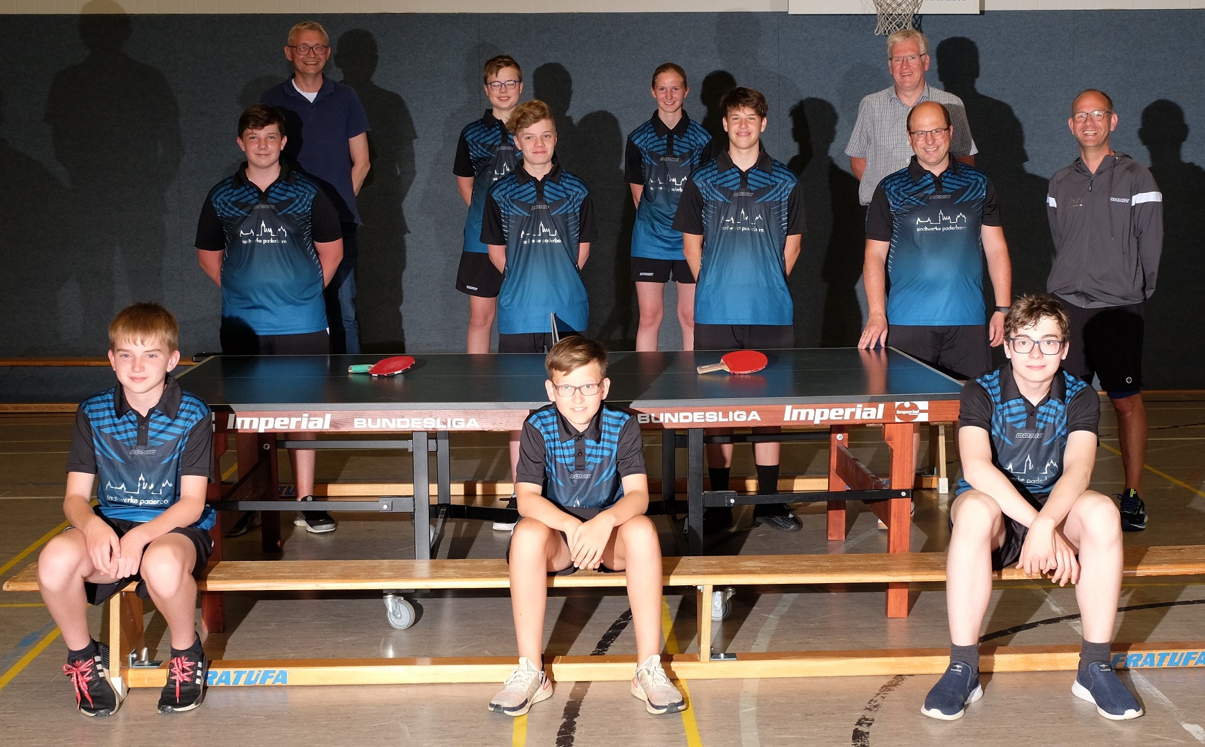 Gruppenfoto Tischtennis Jugendabeteilung SC Concordia Scharmede mit den neuen gesponserten Trikots