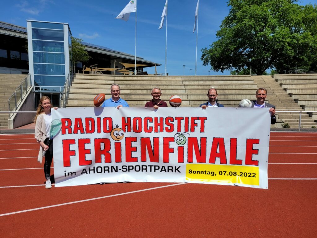 Personen halten einen großen Banner mit dem Schriftzug Radio Hochstift Ferienfinale