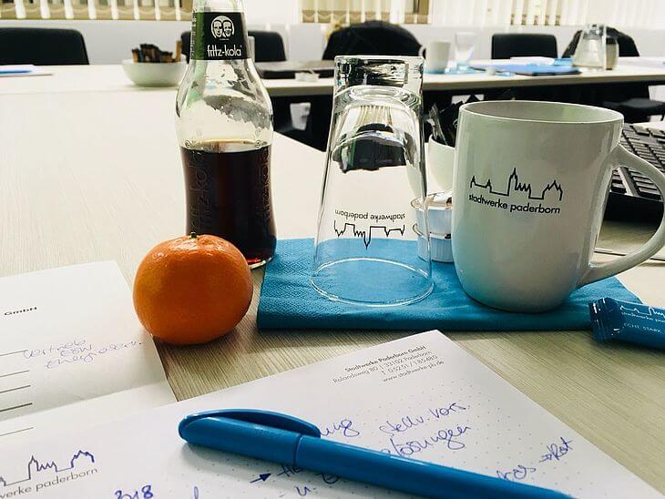 Stadtwerke Paderorn Glas und Tasse mit einem Getränk