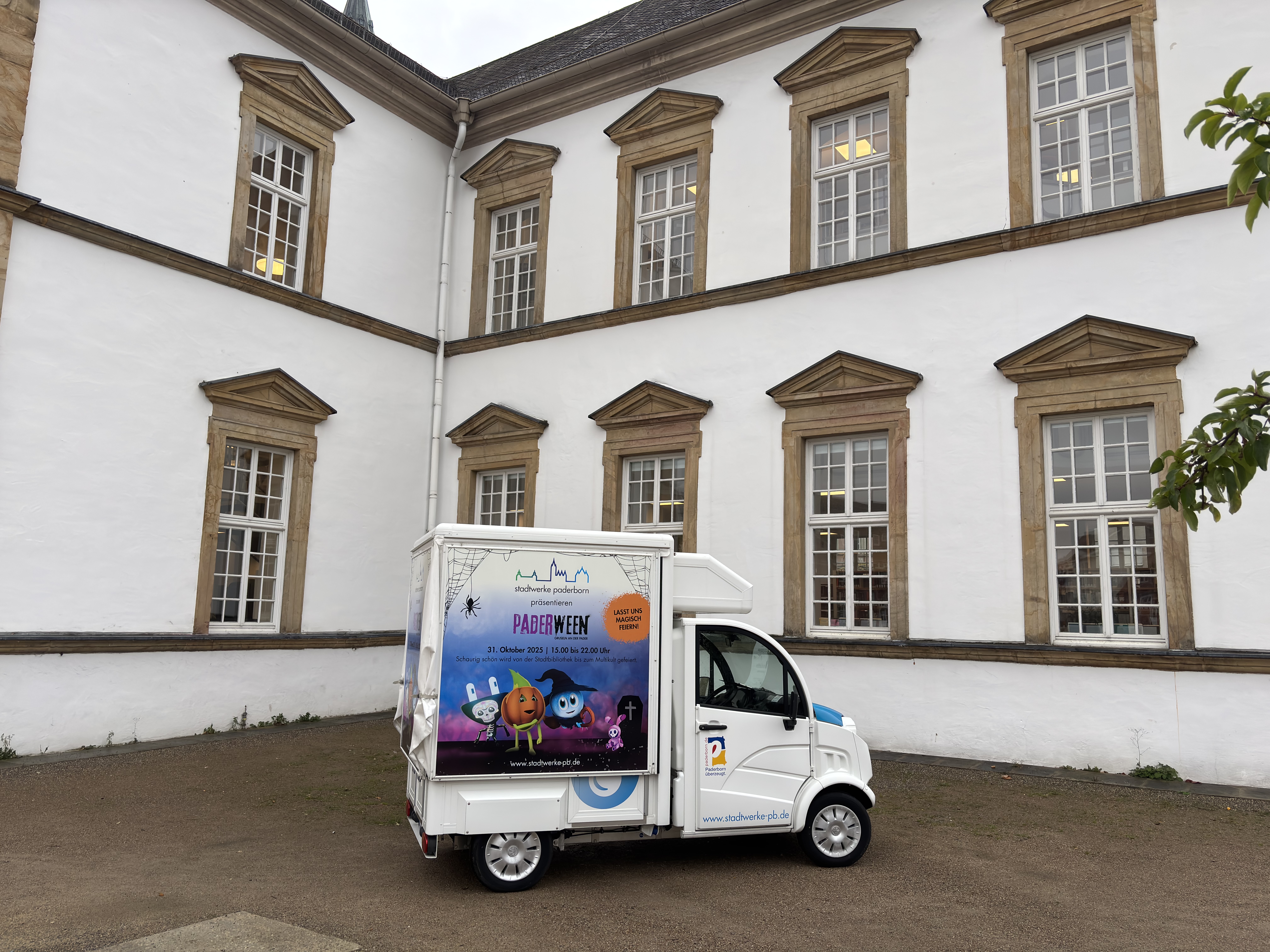 Stadtwerke Infomobil vor der Stadtbibliothek