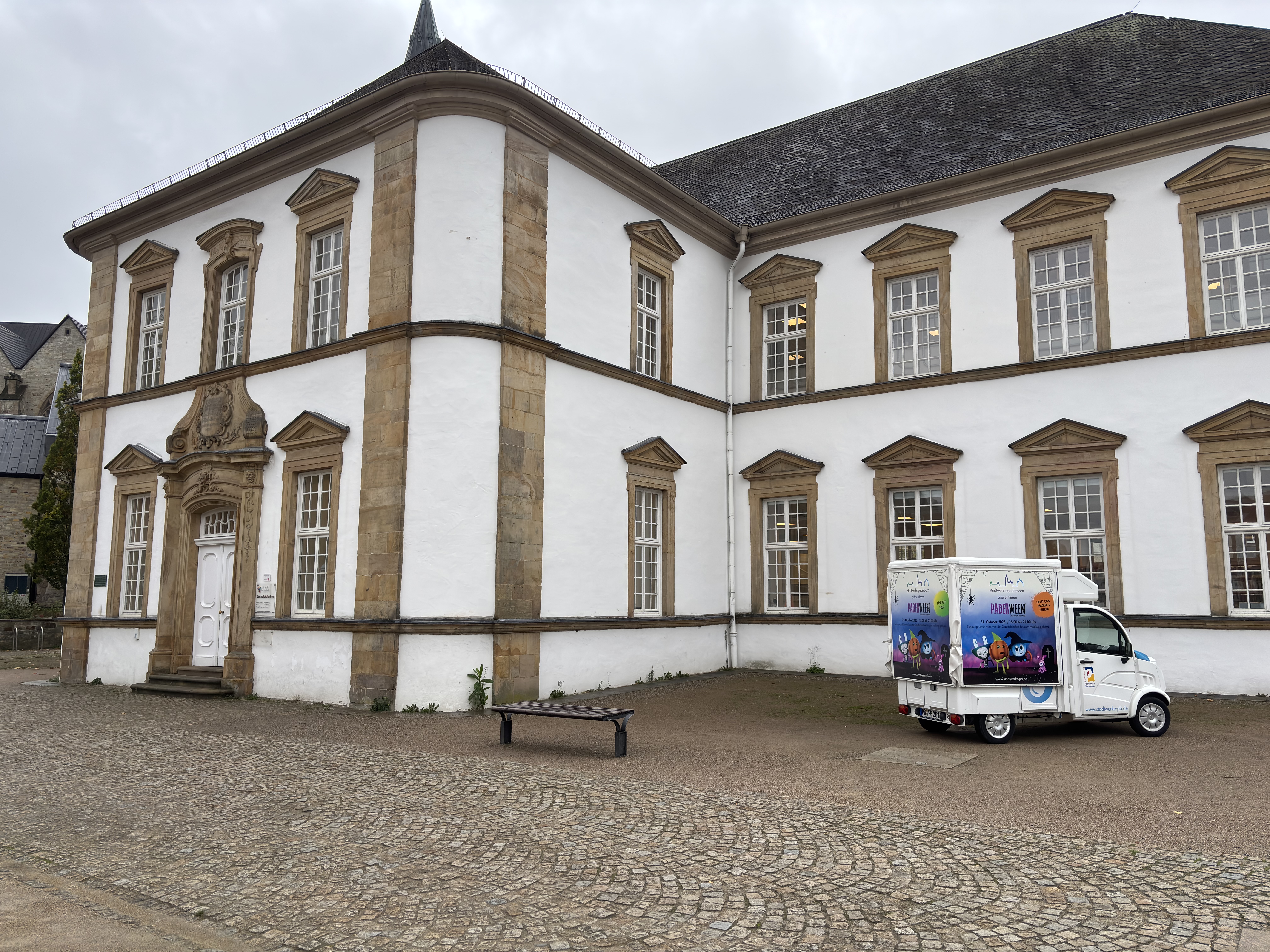 Stadtwerke Infomobil vor der Stadtbibliothek