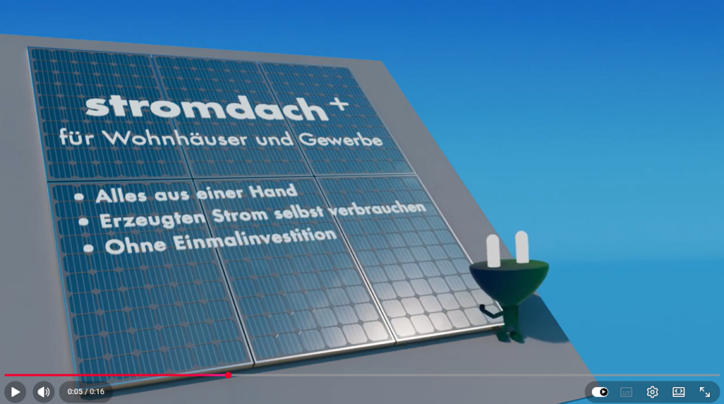 Solarmodule auf einem Dach mit der Aufschrift „stromdach+ für Wohnhäuser und Gewerbe“ sowie Stichpunkten zu Eigenverbrauch, Komplettservice und ohne Einmalinvestition